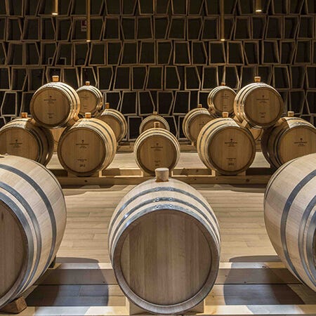 Einzelne Barriquefässer im Weinkeller des Weinguts Marchesi Antinori