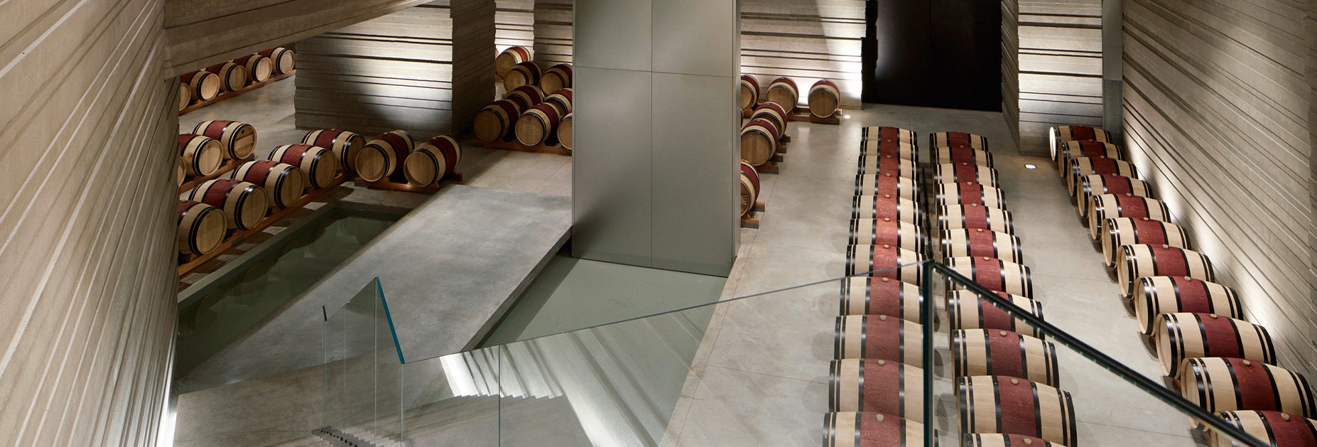 Moderner Massetokeller auf dem Weingut Masseto in der Toskana