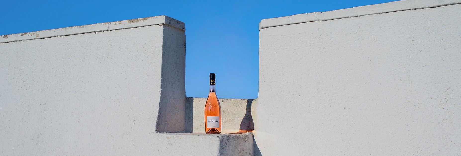 Eine Flasche Calafuria steht auf der Treppe eines apulischen Hauses