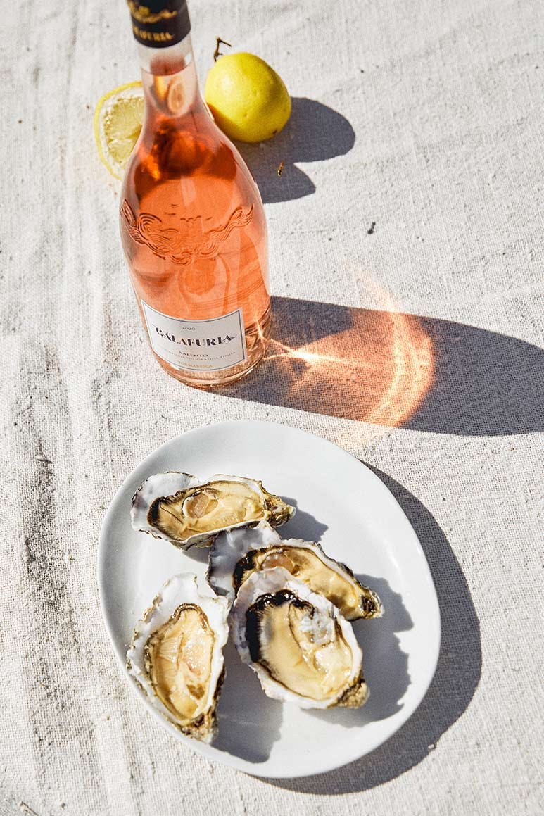 Eine Flasche Calafuria mit frischen Muscheln