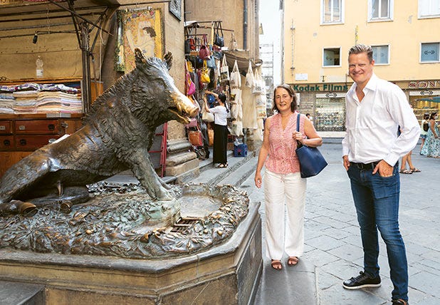 Albiera Antinori und Rudi Bindella jr. besuchen das bronzene Glücks-Wildschwein in Florenz