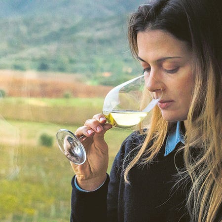 Önologin Georgia Dimitriou degustiert ihren Weisswein