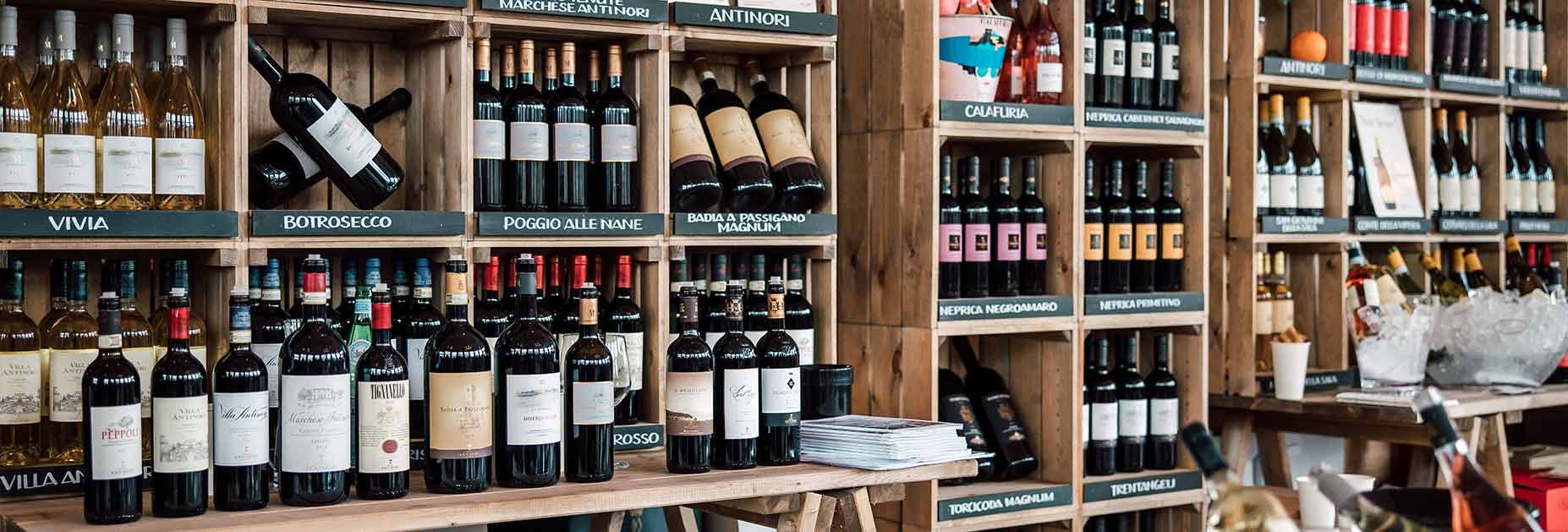 Verschiedene Flaschenformen der Weingüter Antinori in Italien