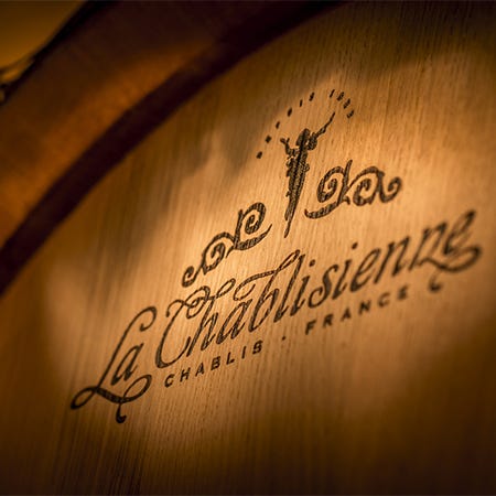 Eingraviertes Holzfass des Weinguts La Chablisienne