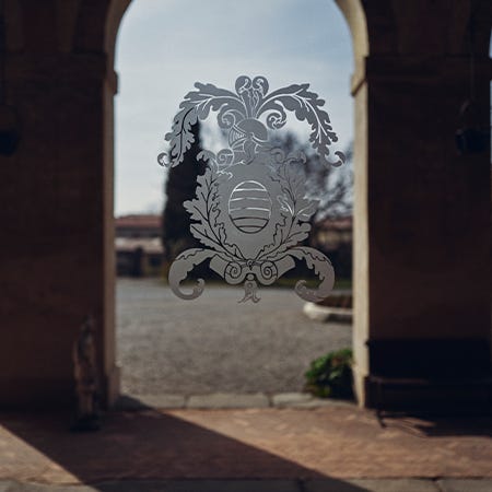 Blick durch ein Fenster nach draussen mit dem Logo des Weinguts Montenisa