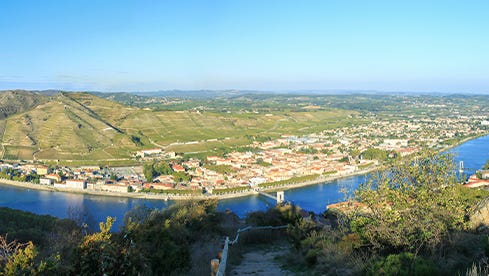 Blick über das Rhônetal und das Weingut Vidal Fleury