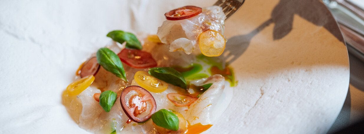 Carpaccio di Branzino: Wolfsbarschcarpaccio, Tomatenvinaigrette, Basilikum