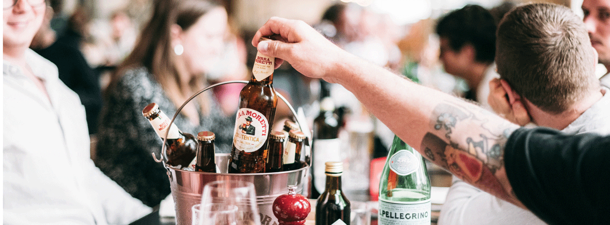 Pizza und Bier: ein typisch italienisches Paar. 