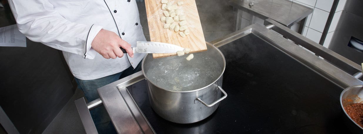 Gnocchi ins kochende Wasser geben und garen bis sie an der Oberfläche schwimmen.