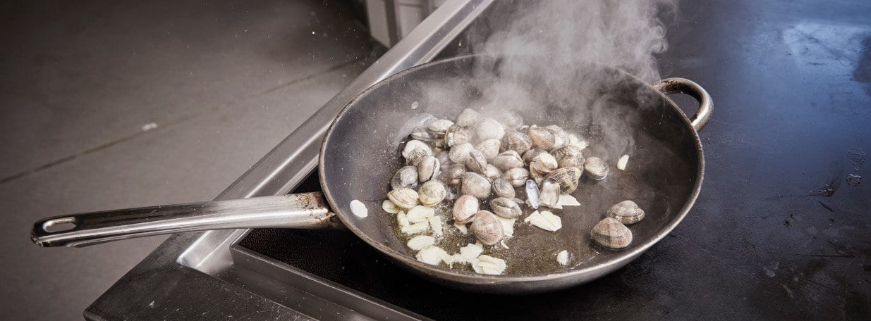 Muscheln andünsten bis sich die Schalen öffnen.