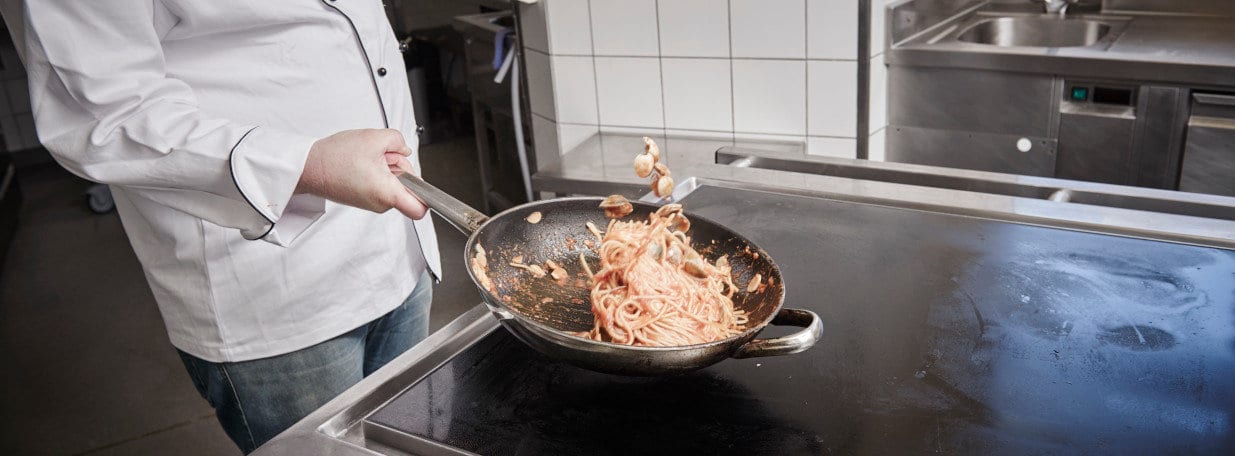 Spaghetti zu den Muscheln geben und mit den Datteltomaten, Petersilie und Butter gut vermischen.