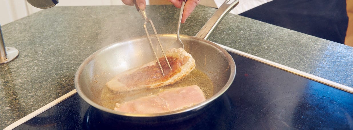 Schnitzel zuerst auf der belegten Seite anbraten. Die Gesamtbratzeit sollte 2-3 Minuten nicht überschreiten.