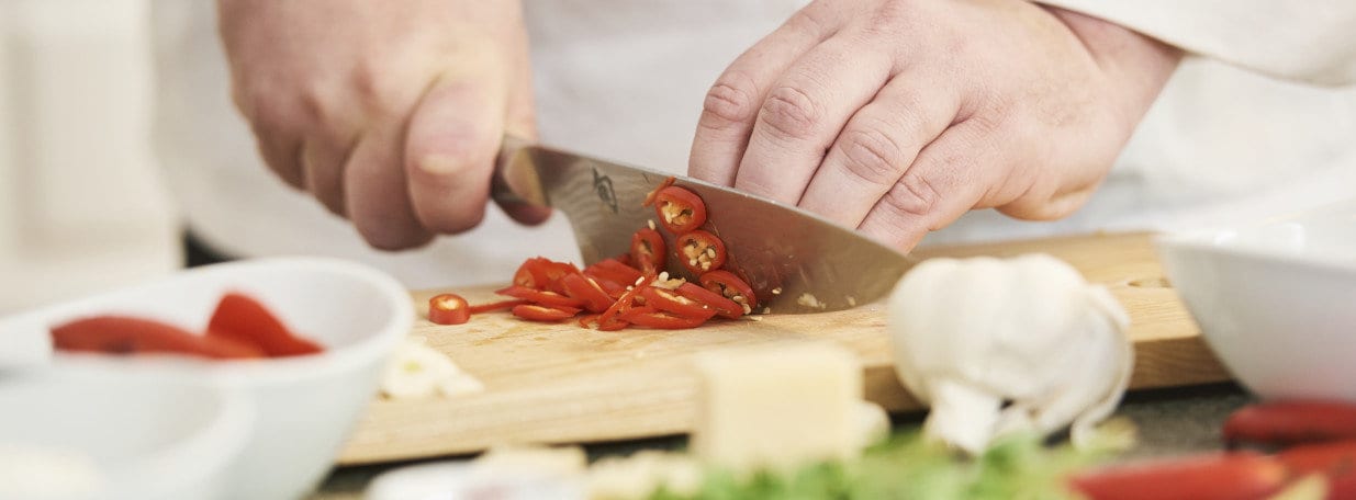 Knoblauch in Scheiben und Peperoncino in Ringe schneiden.