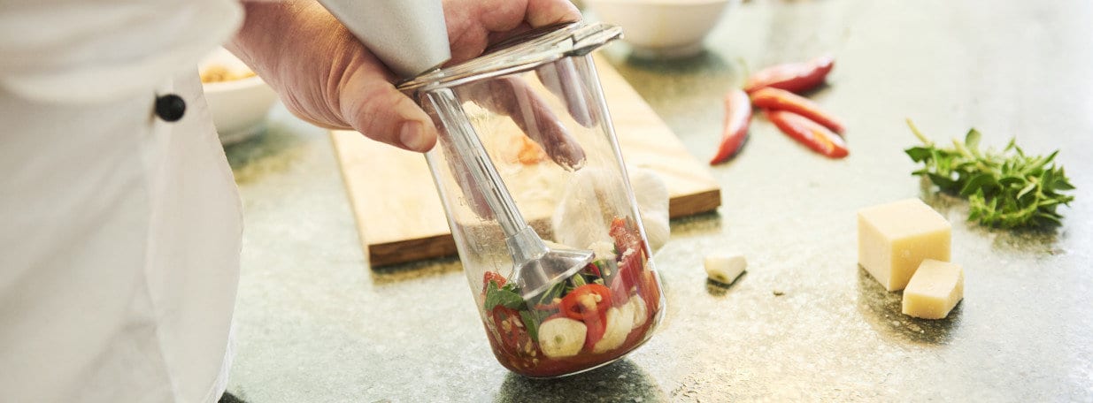 All diese Zutaten mit Öl, Tomatenpüree und Salz mit einem Cutter pürieren.