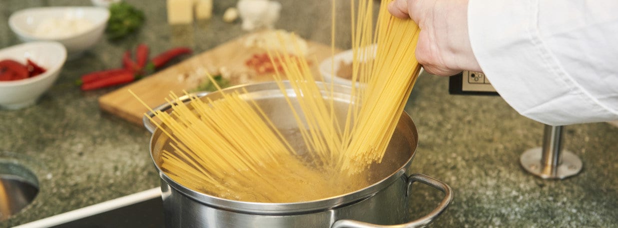 Spaghetti in kochendem gesalzenen Wasser 7 1/2 Minuten al dente garen.