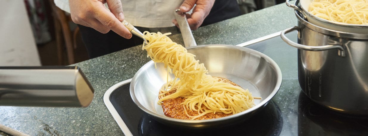 Spaghetti abgiessen und direkt zur erwärmten Pesto geben.