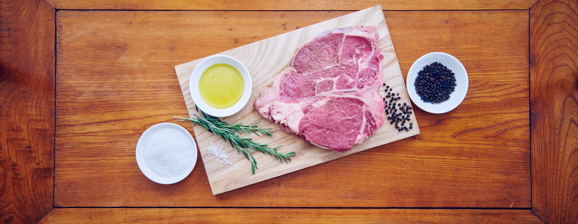 Alle Zutaten bereitstellen. - Fleisch ca. eine Stunde vor der Zubereitung aus dem Kühlschrank nehmen. Auf sehr heissem Grill gleichmässig anbraten.