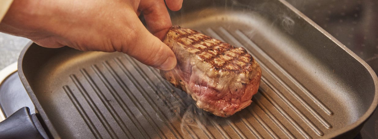 Filets bei hoher Hitze auf beiden Seiten kurz anbraten. Achten Sie auf ein schönes Grillmuster.