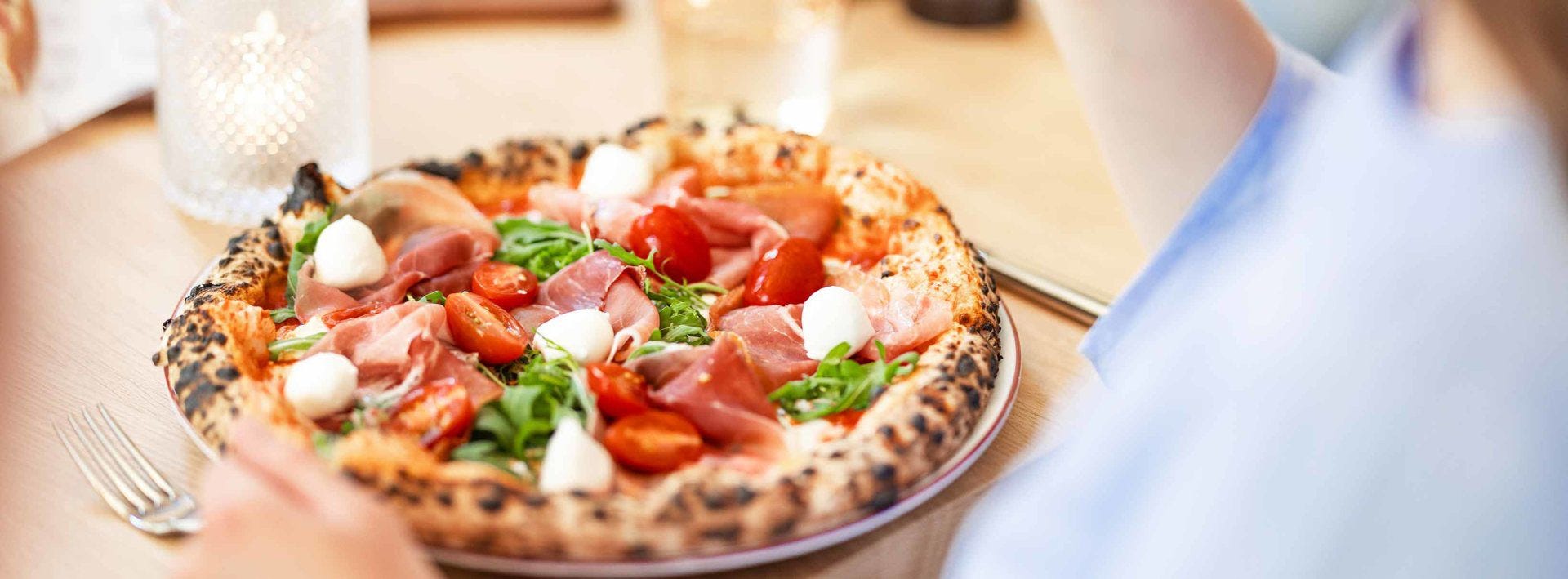 Die Rigi im Blick – und Pizza, so authentisch wie sie am Fusse des Vesuv aus dem Holzofen kommt.