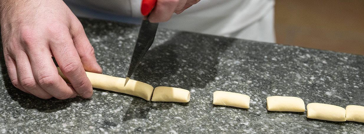 Stränge in Stücke à 2 cm schneiden trockentupfen.