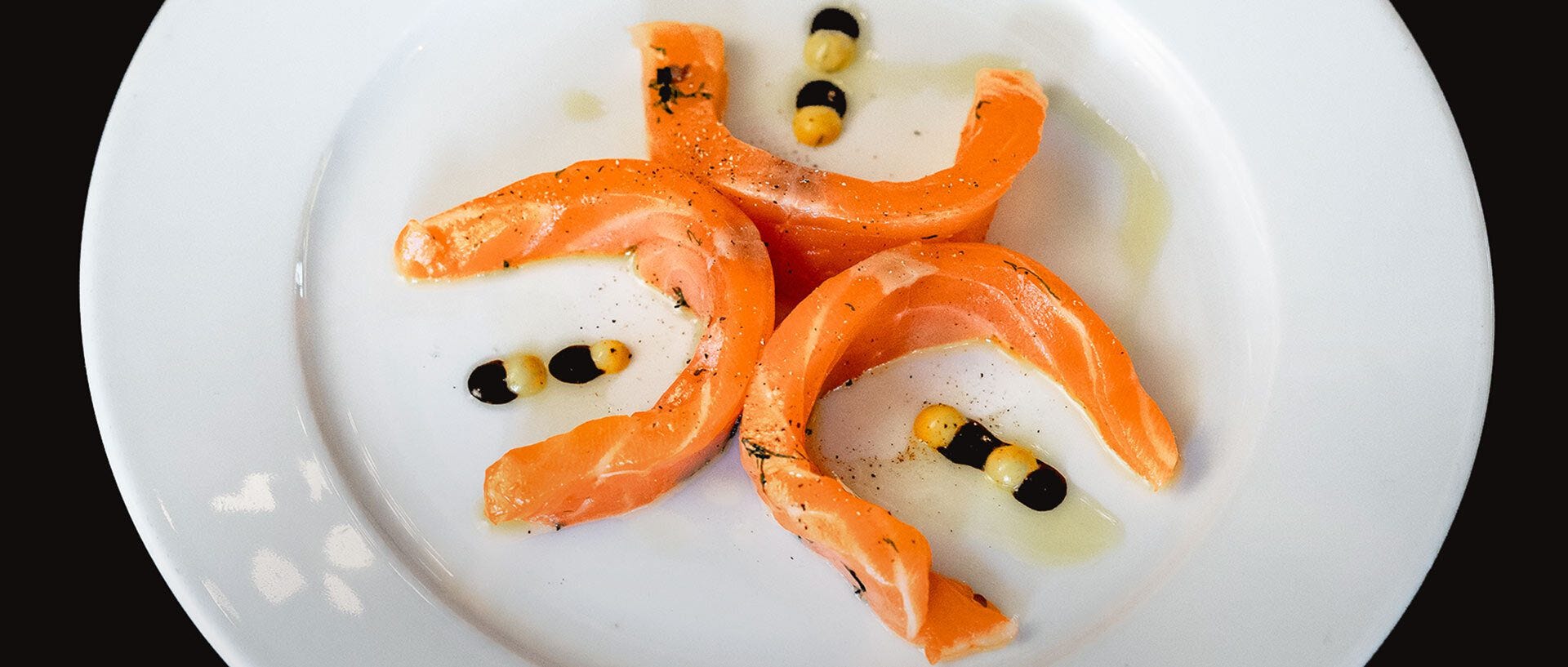 Hausmarinierter Lachs mit Dill-Senf-Sauce