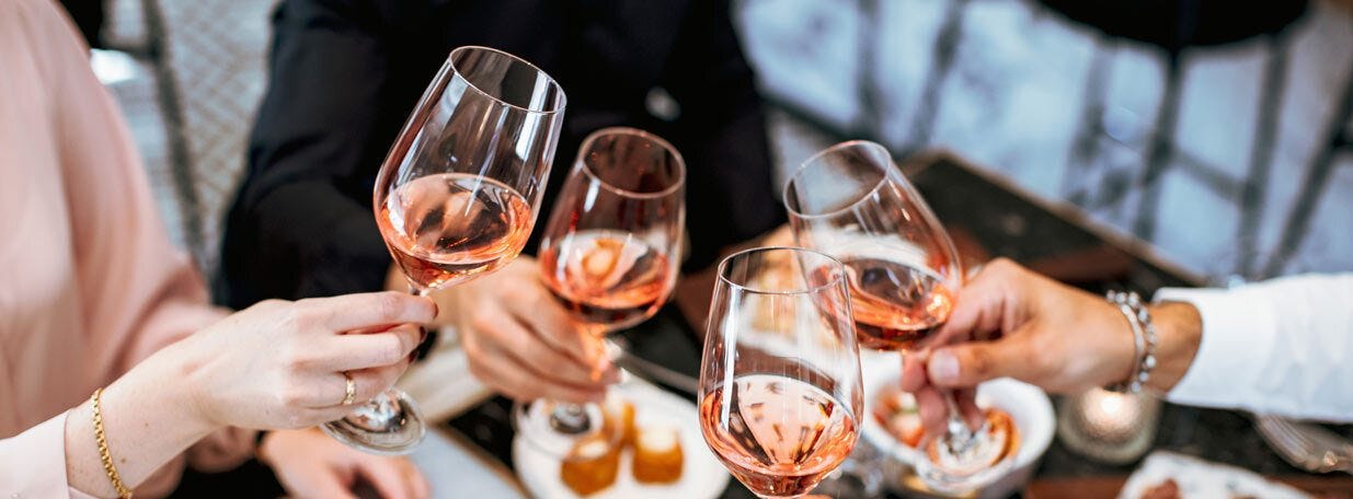 Vom unkomplizierten Apéro-Tropfen bis zu Ikonen wie Sassicaia oder Lodovico (pssst, die gibt’s bei uns auch glasweise!) ... Wir lassen dich garantiert nicht durstig nach Hause gehen.