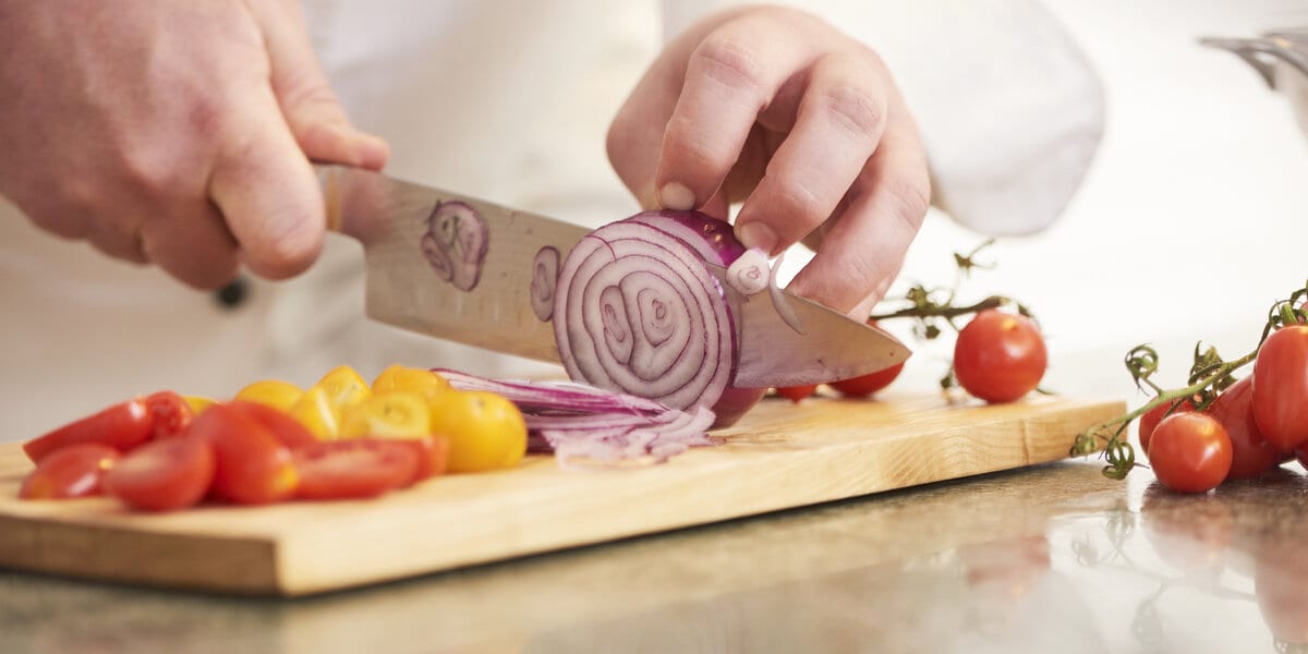 Rote Zwiebel schälen und in dünne Ringe schneiden.